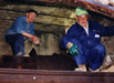 Voluntarios trabajando en el interior de la mina, el enlace te lleva a la imagen ampliada